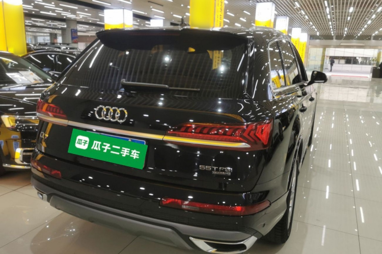 奥迪Q7 2020款 55 TFSI quattro S line运动型车身外观7