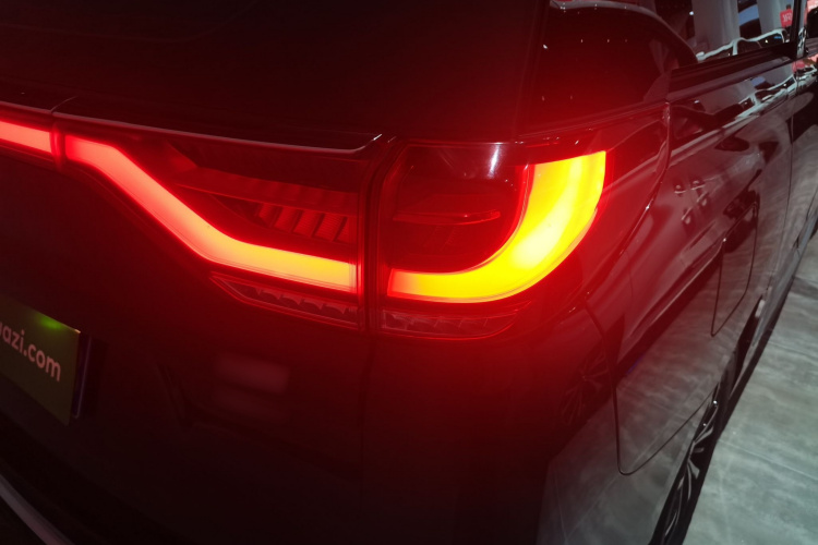 广汽传祺 传祺M8 2023款 领秀系列 390T 豪华版车身外观6006