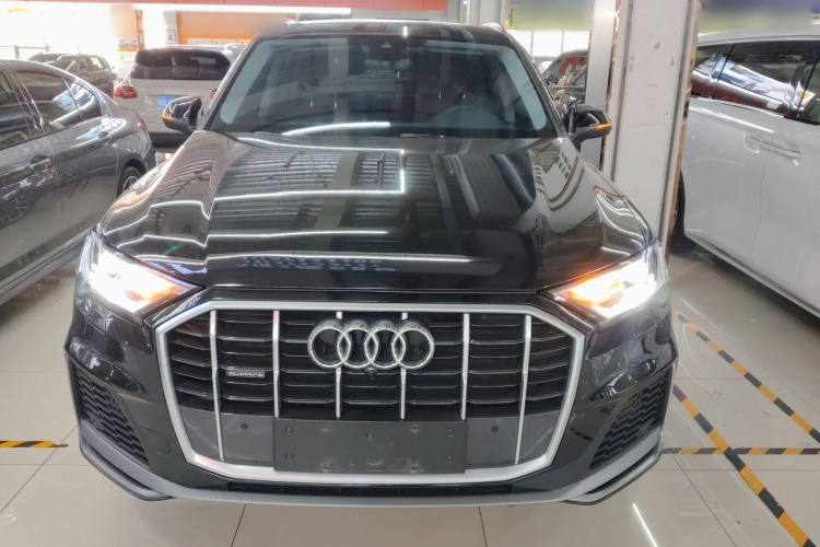 奥迪Q7 2023款 55 TFSI quattro S line运动型车身外观2