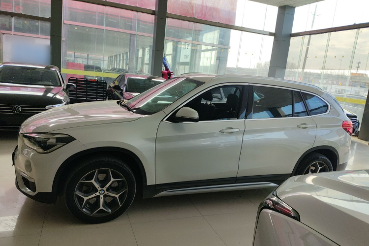 宝马X1 2019款 xDrive20Li 尊享型车身外观4