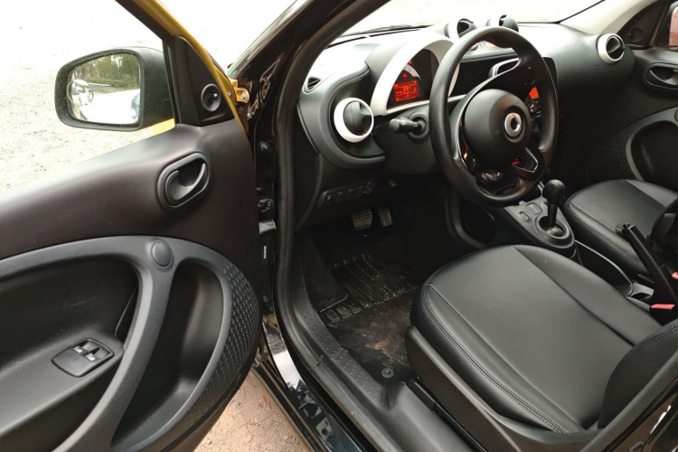 smart forfour 2016款 1.0L 52千瓦灵动版中控内饰7003