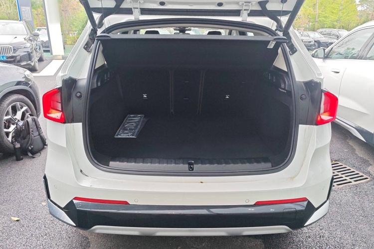 宝马X1 2024款 sDrive25Li X设计套装机舱底盘23