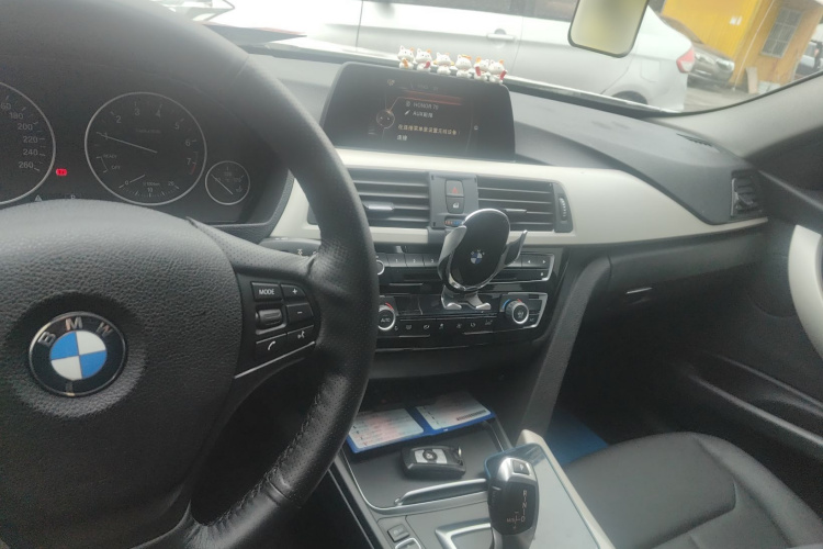 宝马3系 2016款 320i 时尚型中控内饰12