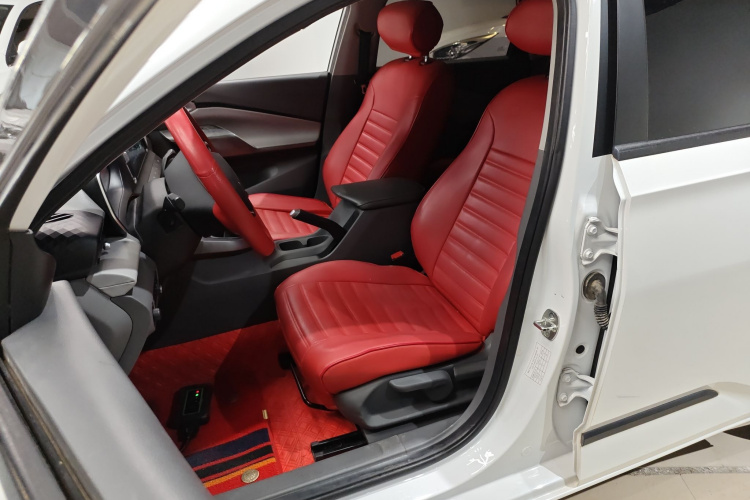 宝骏RC-5 2020款 1.5L 手动智耀精英型中控内饰19