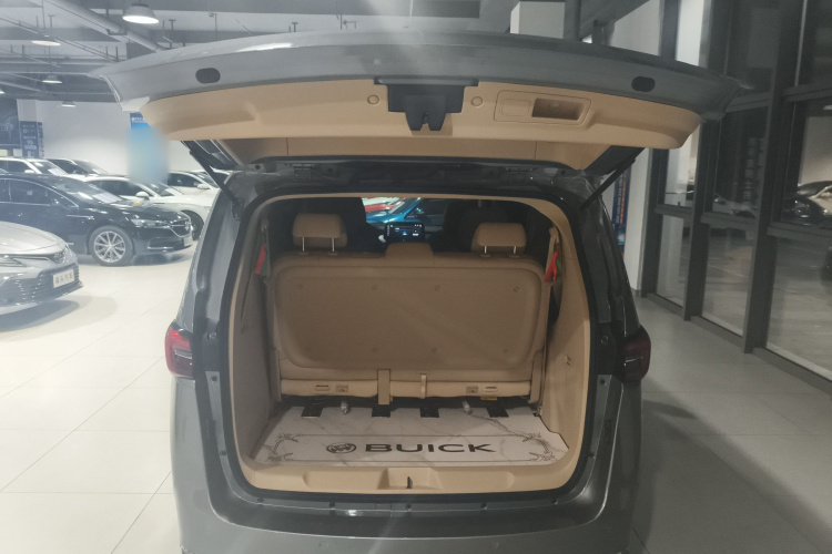 别克GL8 2023款 改款 陆上公务舱 豪华型机舱底盘23