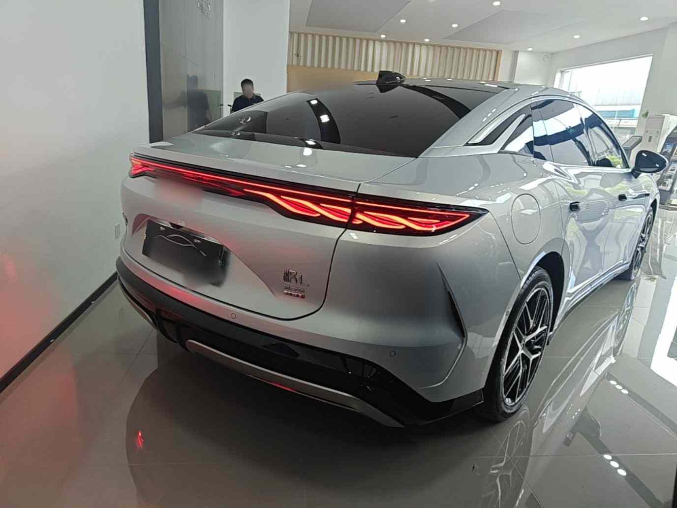 比亚迪 汉L 2025款 EV 四驱激光雷达旗舰型(4)