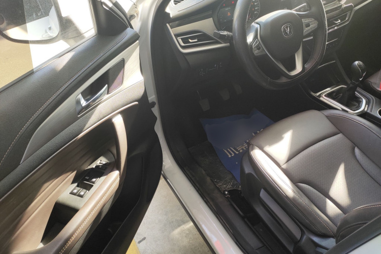 长安CS35PLUS 2019款 1.6L 手动畅联版中控内饰7003
