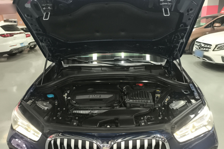 宝马X1 2020款 sDrive25Li 领先型机舱底盘24