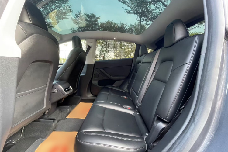 特斯拉 Model Y 2022款 长续航全轮驱动版中控内饰7003
