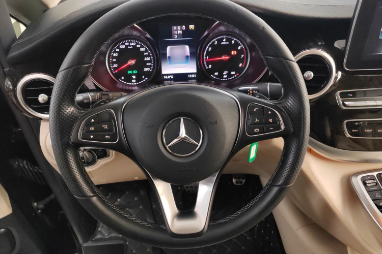 奔驰V级 2018款 V 260 L 尊贵加长版 国V中控内饰13