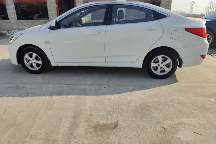 现代 瑞纳 2014款 1.4L 手动智能型GLS车身外观4