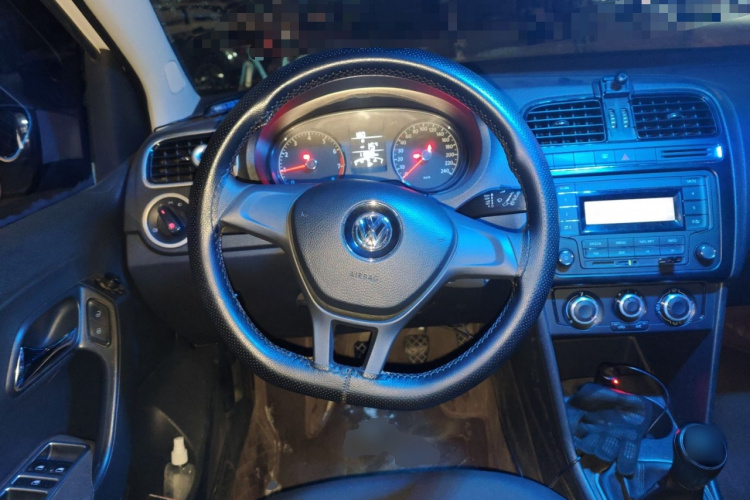 大众 Polo 2014款 1.4L 手动风尚版中控内饰13