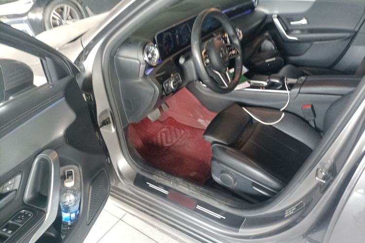 奔驰A级 2020款 改款 A 180 L 运动轿车特殊配置中控内饰7003