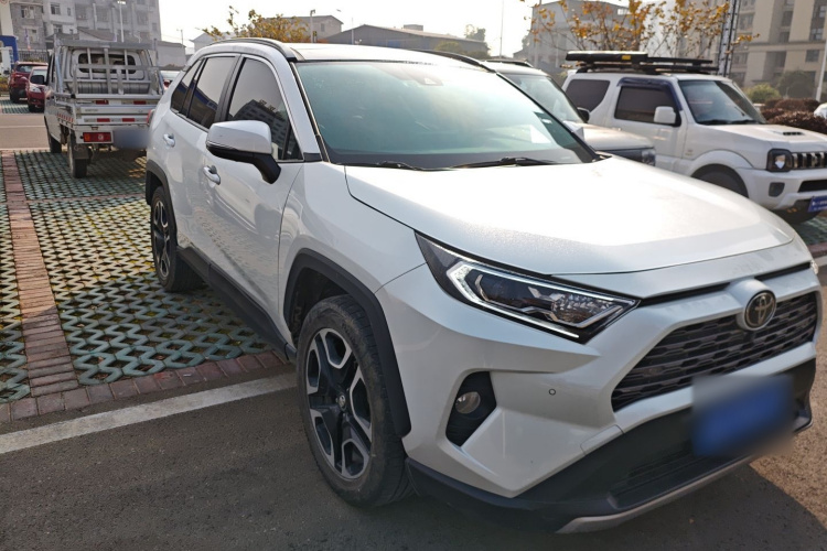 丰田 RAV4荣放 2021款 2.0L CVT四驱尊贵版车身外观3