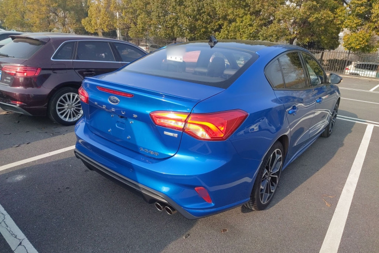 福特 福克斯 2020款 三厢 EcoBoost 180 自动ST Line车身外观7