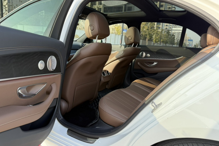 奔驰E级(进口) 2023款 E 300 时尚型运动版中控内饰7007
