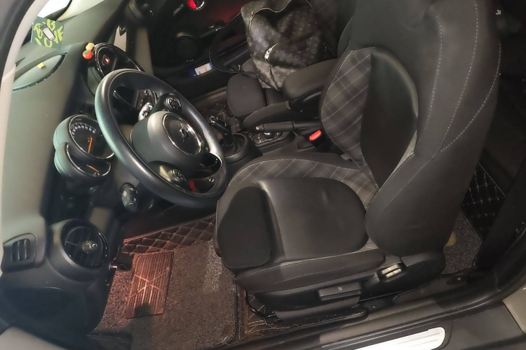 MINI 2018款 1.5T COOPER 经典派中控内饰19