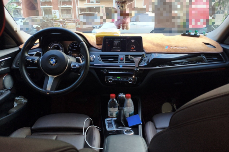 宝马1系 2019款 120i 领先型M运动套装中控内饰7002