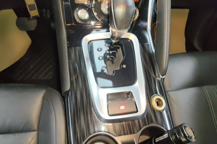 标致3008 2015款 2.0L 自动潮流版局部细节18