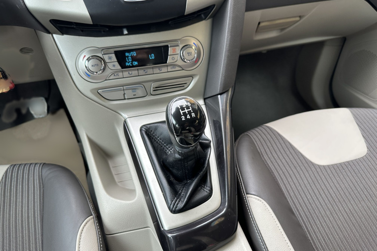 福特 福克斯 2012款 两厢 1.6L 手动风尚型局部细节18