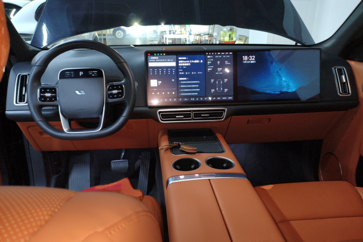 理想汽车 理想L8 2023款 Air中控内饰7002