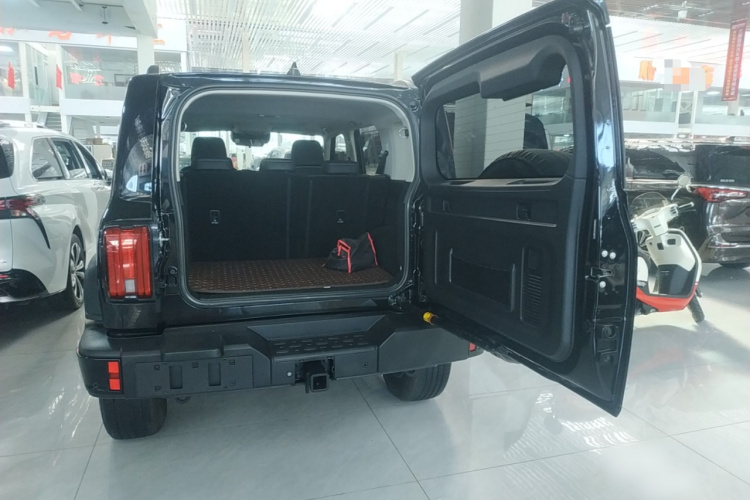 坦克300 2024款 2.0T 挑战者机舱底盘23