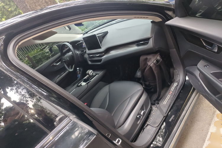 红旗E-QM5 2022款 431km 充电乐享版局部细节9005