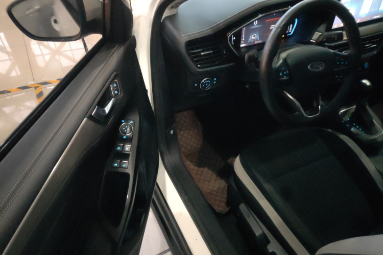 福特 福克斯 2021款 三厢 1.5L 自动锋跃型中控内饰20