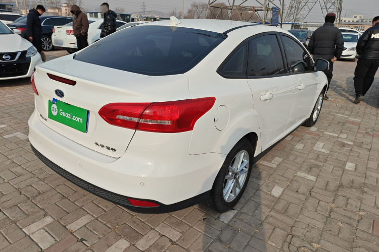 福特 福克斯 2018款 三厢经典 1.6L 自动风尚型智行版车身外观7