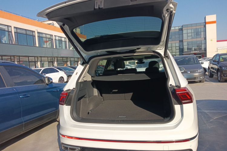 大众 途观L 2023款 330TSI 自动两驱R-Line旗舰版机舱底盘23