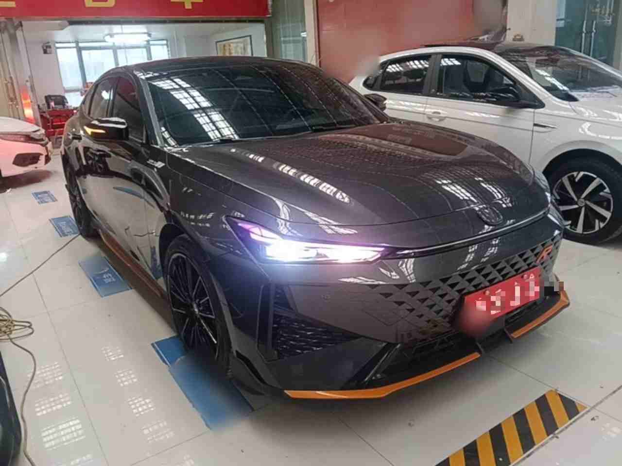车辆右前45度外观展示