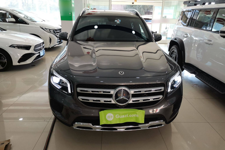 奔驰GLB 2022款 改款二 GLB 200 动感型车身外观2