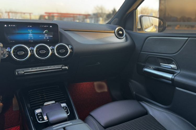奔驰B级 2020款 B 200 动感型中控内饰7004