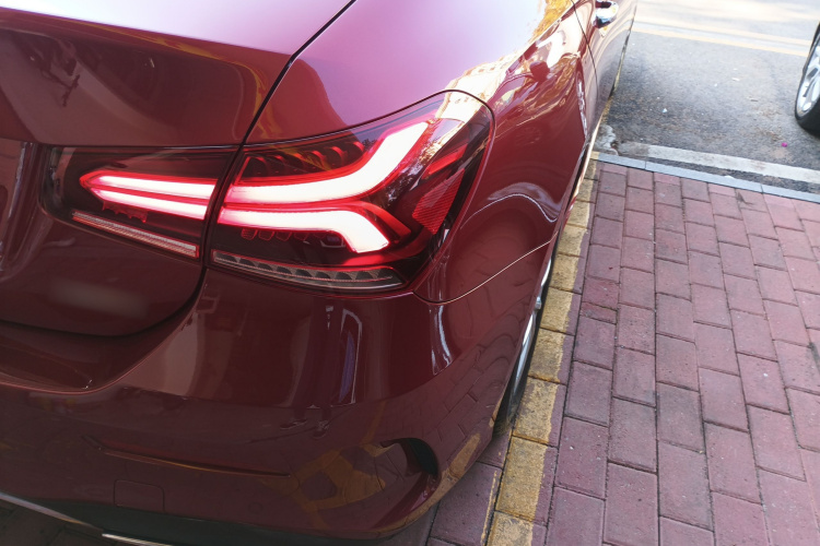 奔驰A级 2020款 改款 A 200 L 运动轿车时尚型车身外观9