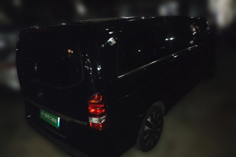 奔驰 威霆 2023款 2.0T 商务版 7座车身外观7