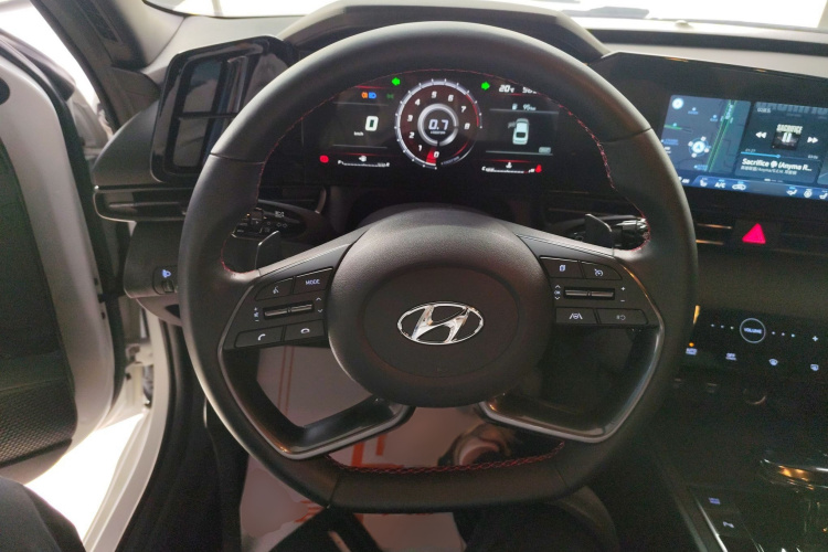 现代 伊兰特 2022款 240TGDi DCT LUX尊贵版局部细节13