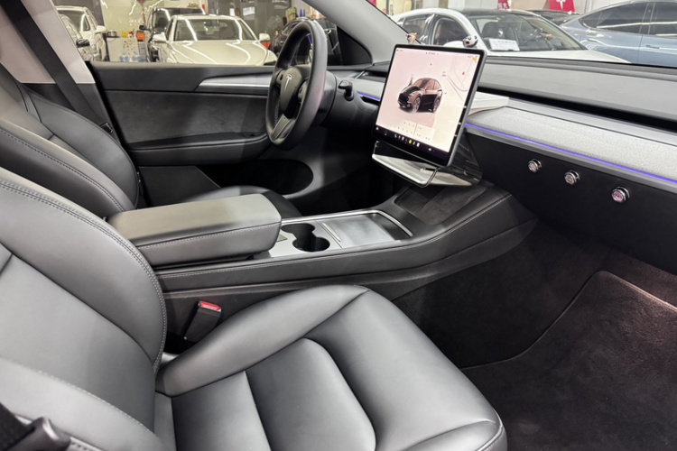 特斯拉 Model Y 2023款 后轮驱动版中控内饰7003