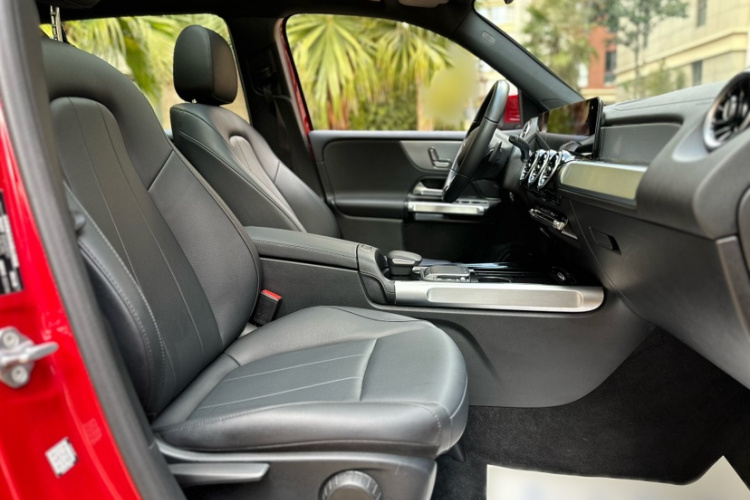 奔驰GLB 2023款 改款 GLB 200 时尚型中控内饰7012