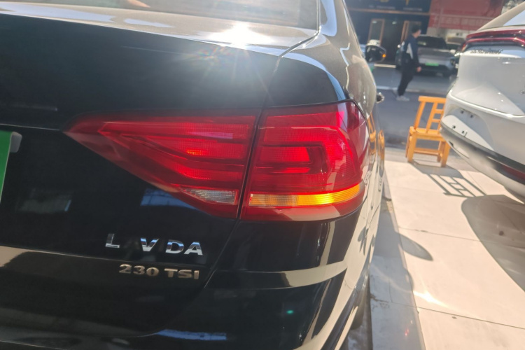 大众 朗逸 2015款 1.6L 手动风尚版车身外观9