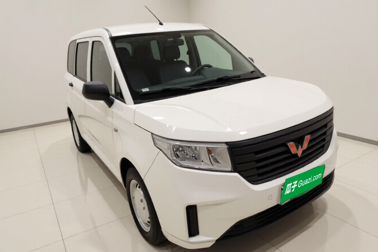 五菱汽车 五菱宏光PLUS 2020款 1.5L 手动标准型 5座车身外观3