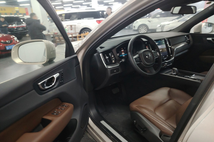 沃尔沃XC60 2025款 B5 四驱智逸豪华版中控内饰20