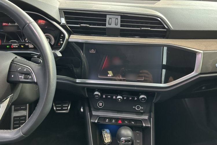 奥迪Q3 2024款 35 TFSI 时尚致雅型中控内饰7002