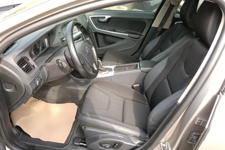 沃尔沃S60 2015款 S60L 2.0T 智行版中控内饰19