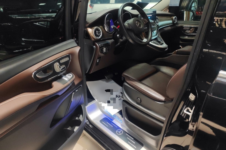 奔驰V级 2022款 V 260 L 长轴距尊贵版中控内饰20