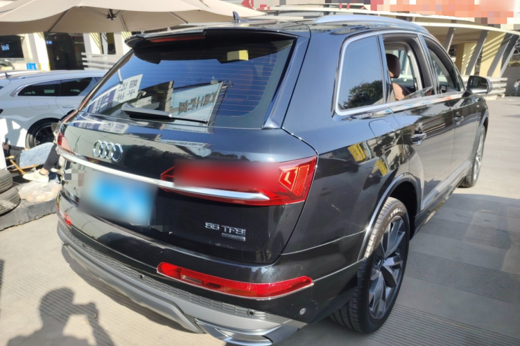 奥迪Q7 2022款 55 TFSI quattro S line运动型车身外观7