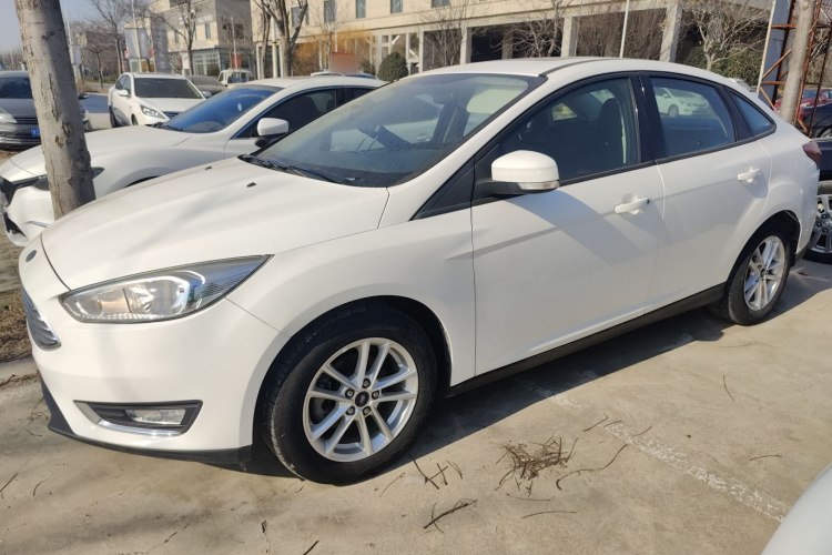 福特 福克斯 2017款 三厢 1.6L 自动风尚型智行版车身外观4