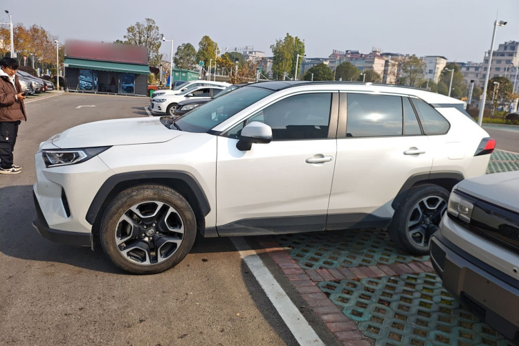 丰田 RAV4荣放 2021款 2.0L CVT四驱尊贵版车身外观4