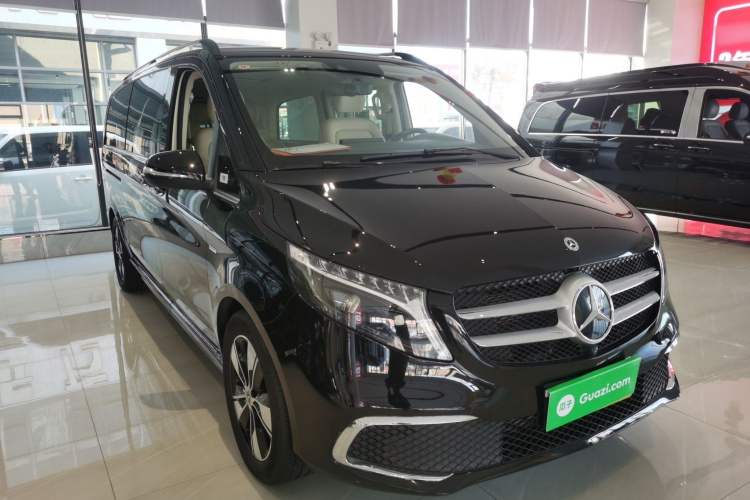 奔驰V级 2022款 V 260 L 长轴距尊贵版车身外观3