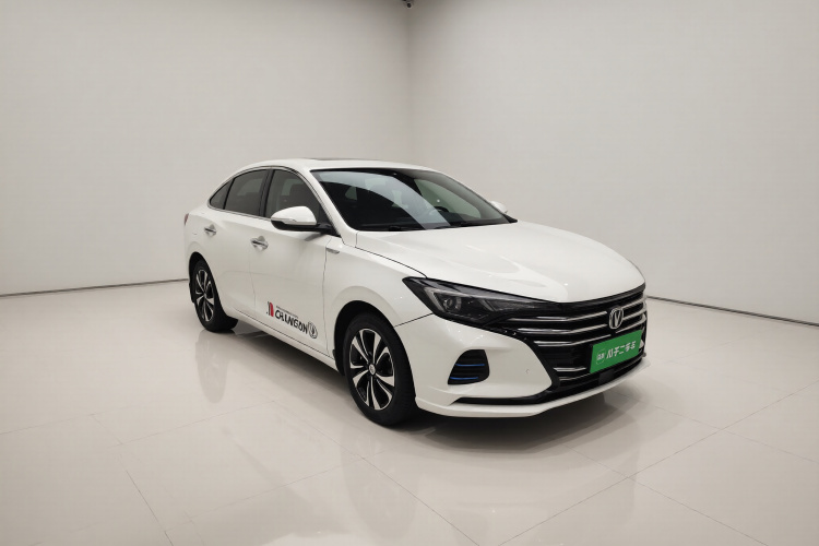 长安 逸动 2020款 PLUS 1.6L GDI 手动豪华型车身外观3