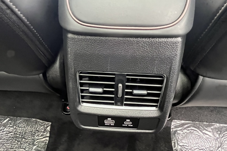 思皓X8 PLUS 2023款 1.5TGDI DCT智享版 7座中控内饰7007